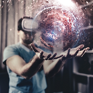 Mitarbeiter im Gesundheitswesen mit VR-Headset beim Betrachten einer digitalen Kugel