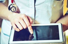 Medizinisches Fachpersonal berührt den Bildschirm eines medizinischen Tablets