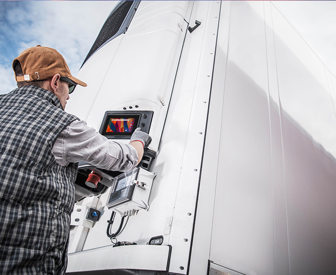 Ingenieur bedient ein Outdoor-Computerterminal