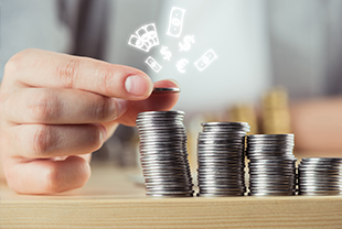 Eine Hand stapelt Vierteldollar mit darüber schwebenden Geldsymbolen