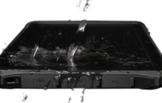 Wasser tropft auf einen robusten Tablet-Bildschirm