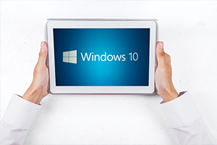 Tablet mit installiertem Windows 10 in der Hand