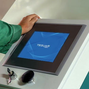 Die Hand berührt einen Teguar Industriecomputer