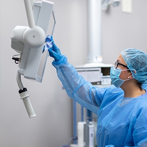 Reinraumtechniker beim Abwischen eines antimikrobiellen Computers