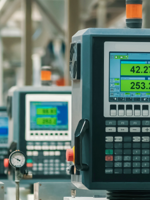 Industrie-Panels für das Ablesen von Instrumenten in einer Fabrik