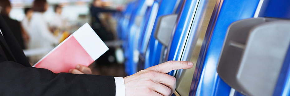 Kunde benutzt einen öffentlichen Kiosk-Computerterminal