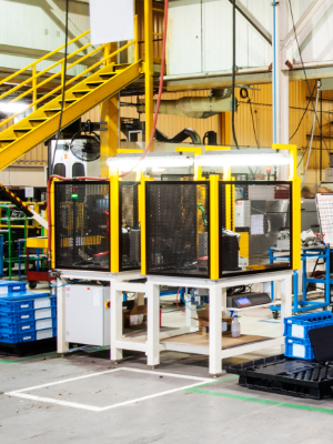 Industrielle Maschine, die von einem robusten Computer in einer Fabrikhalle gesteuert wird