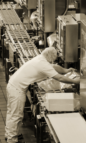 Ein Fabriksanitäter bereitet die Maschinen für eine Reinigung vor