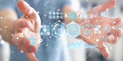 Darstellung von digitalen AR-Daten zwischen den Händen einer Person