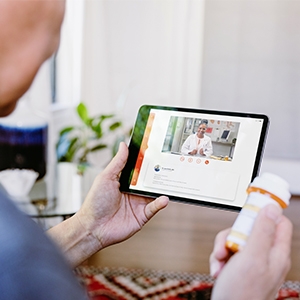 Der Patient trifft sich mit seinem Arzt bei einem telemedizinischen Besuch