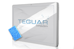 Verschmutzter Teguar Touchscreen wird mit einem Schwamm gereinigt