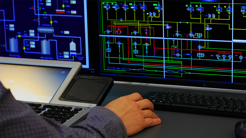 Zwei Computerbildschirme voller Echtzeitdaten  