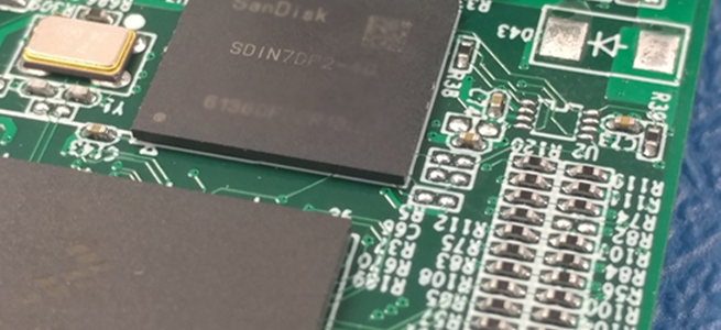 Nahaufnahme einer eingebetteten Multimediakarte eMMC