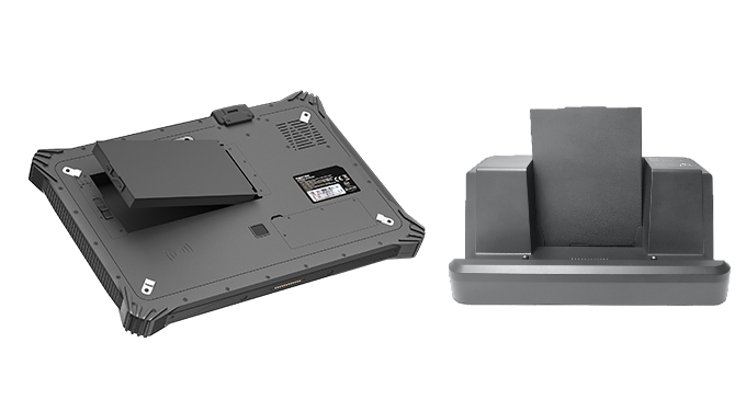 Die Rückseite eines TEGUAR TRT-3493-12 mit halb herausgenommenem Hot-Swap-Akku und einem TRT-3493-12 Dock &amp; Batterieladegerät als Zubehör