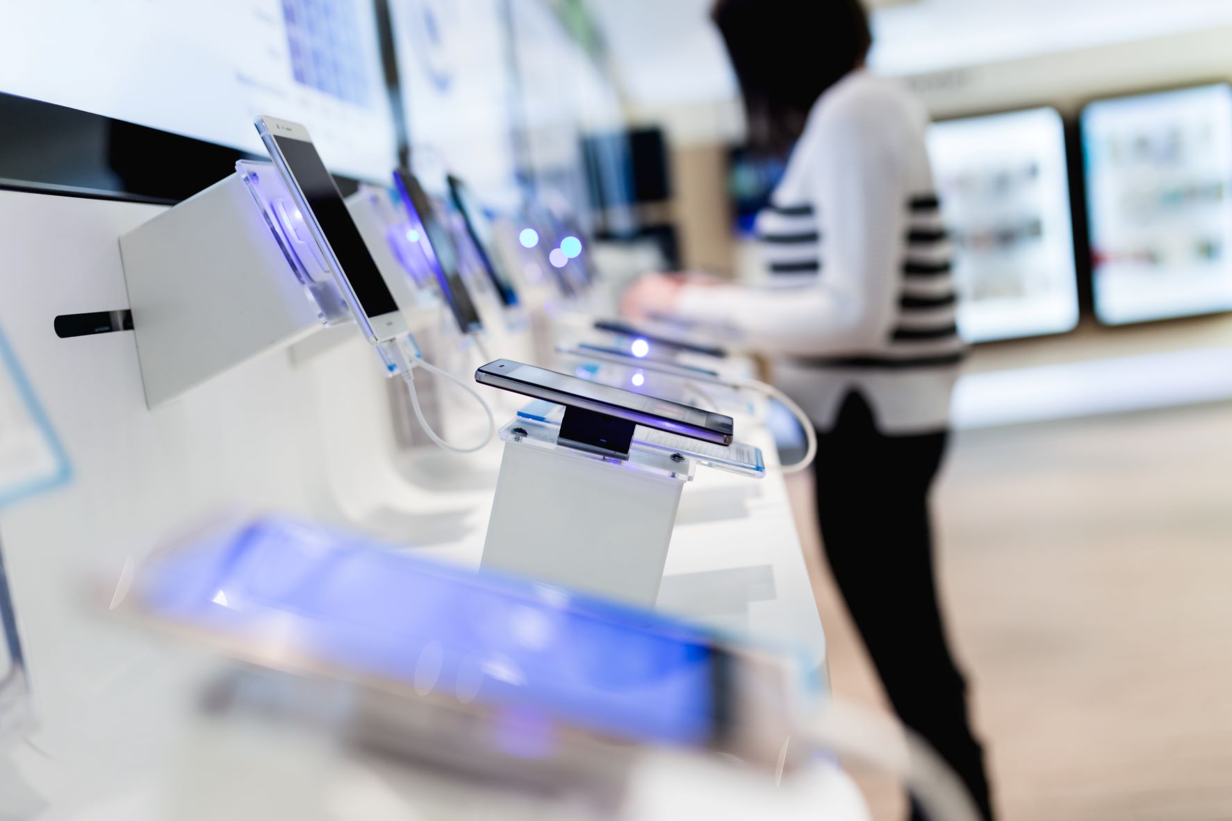 Verbrauchertabletten in der Auslage eines Supermarktes