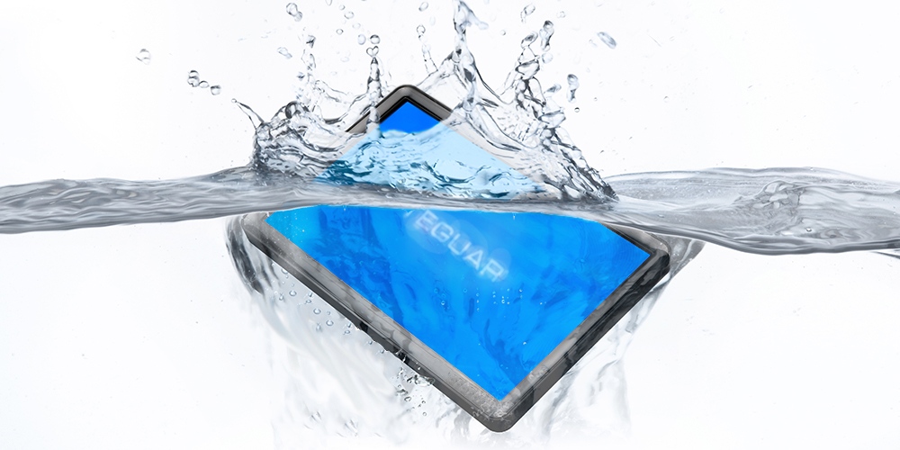 Teguar Tablette wird ins Wasser getaucht