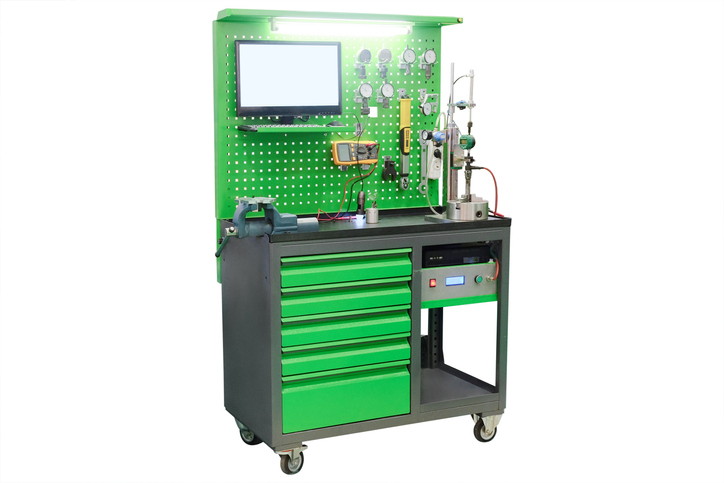 Industriearbeitsplatz mit Computer, Werkzeug und Schubladen