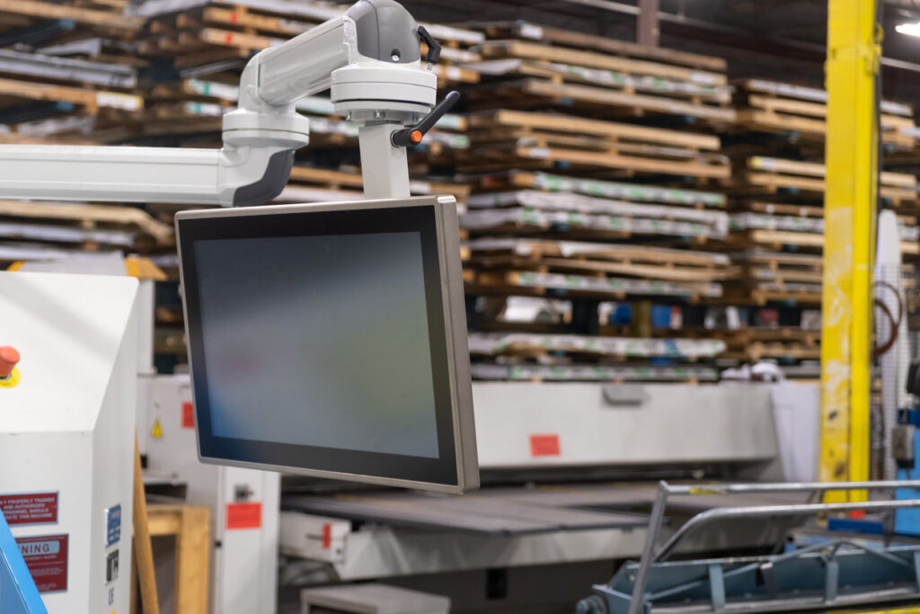 Industrieller Monitor in der Fabrik