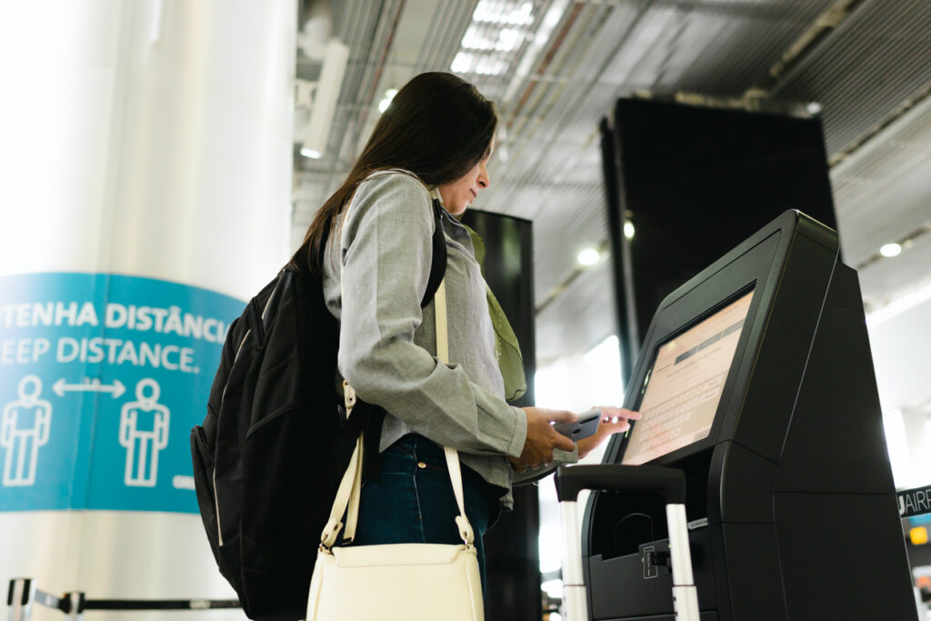Frau am Flughafenkiosk