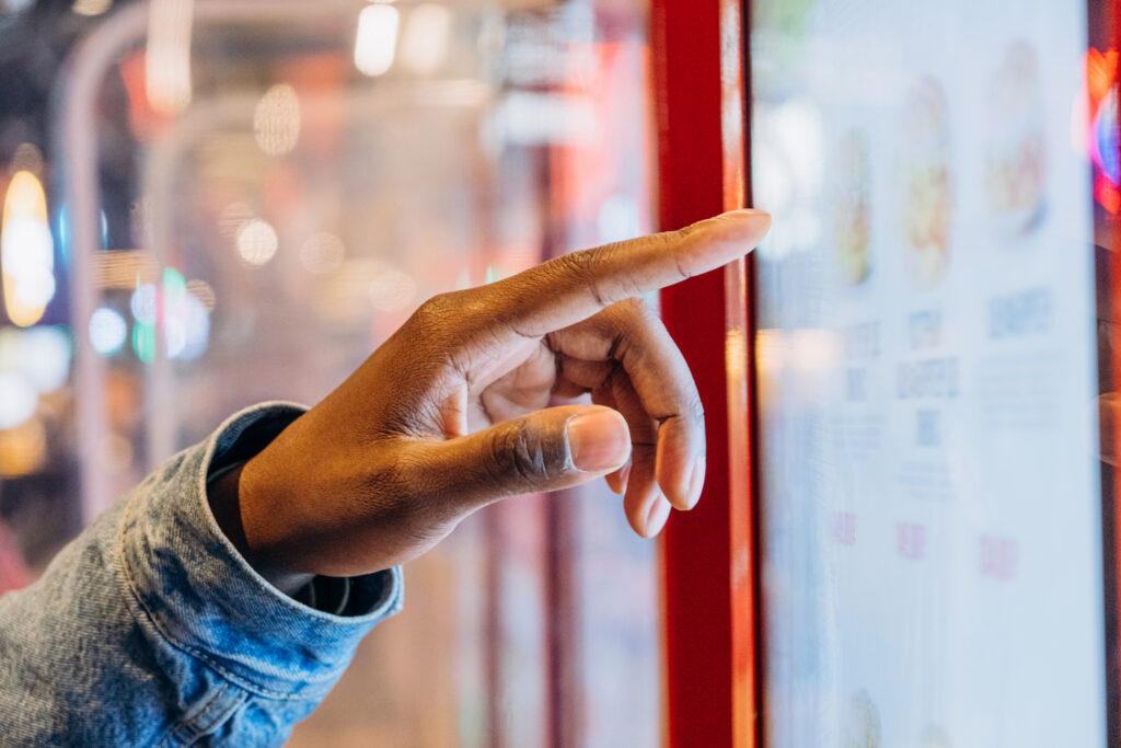 Mann, der einen Touchscreen-Computer benutzt