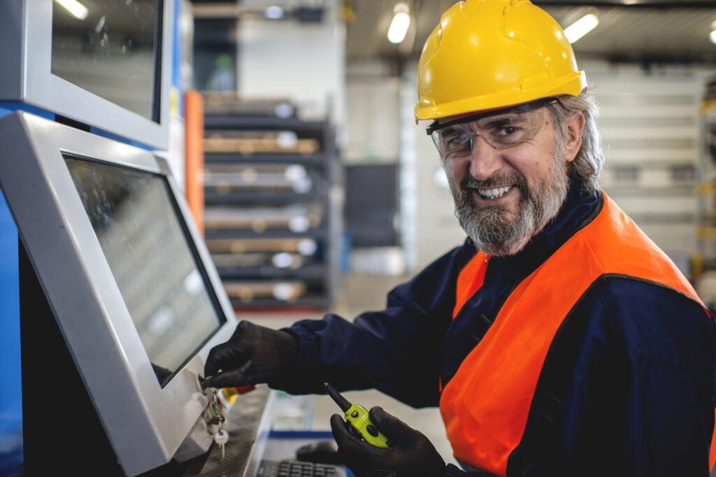 Fabrikarbeiter an einem Panel-PC
