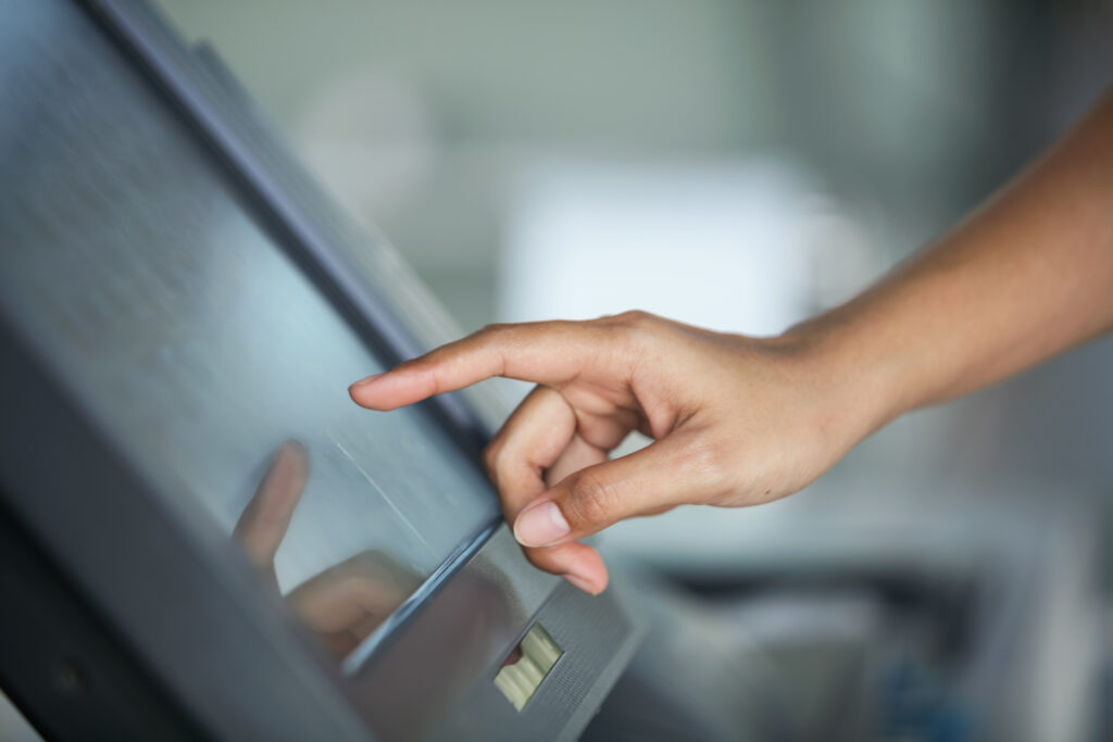 Frau, die einen Touchscreen-PC benutzt  