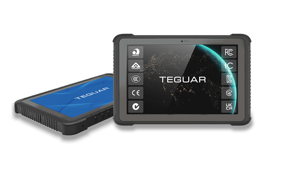 Das weltweit zertifizierte Tablet TRT-5380-10 steht aufrecht neben einem anderen, das flach hingelegt ist. Das stehende Tablet hat eine schwarze Weltkugel auf dem Bildschirm, die von Zertifizierungslogos eingerahmt wird. Das flache Tablet hat einen blauen Teguar-Bildschirmschoner.  