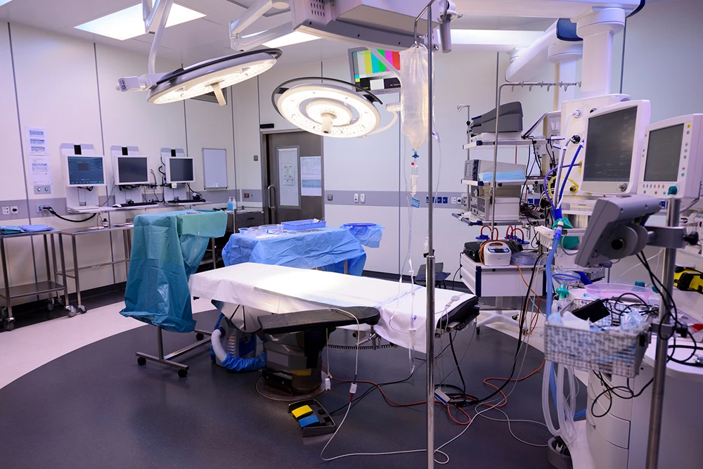 Operationssaal mit Computern und anderer Technik, die rund um den Arbeitsplatz aufgestellt sind.