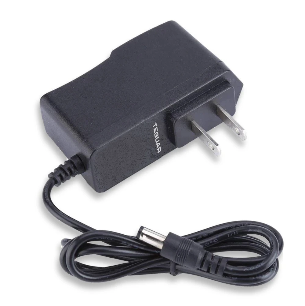 Netzkabel mit einem sperrigen AC-Konverter an der Steckdose.