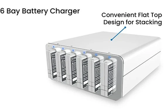 6-Fach-Akkuladegerät. Bequemes flaches Design zum Stapeln 