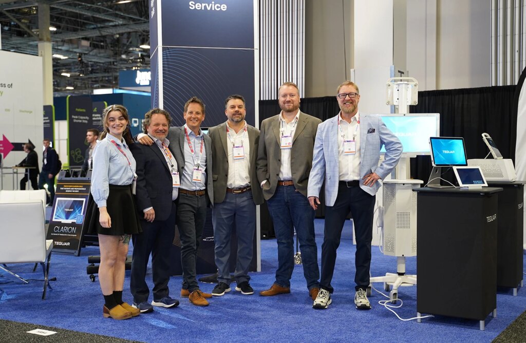 Sechs Teguar-Mitarbeiter posieren für ein Foto am Teguar-Stand