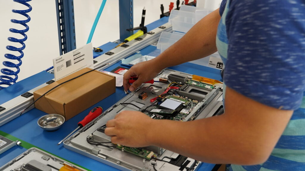 Ein Teguar-Techniker arbeitet an einem Panel-Computer