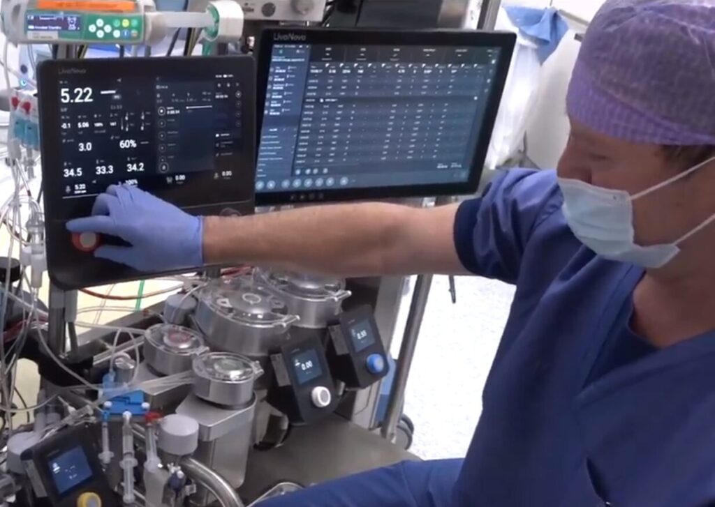 Ein Operateur, der den Essenz Patient Monitor zum ersten Mal in der Chirurgie einsetzt