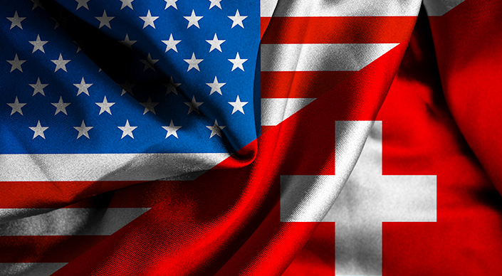 Eine Flagge, die zur Hälfte amerikanische Flagge und zur Hälfte Schweizer Flagge ist