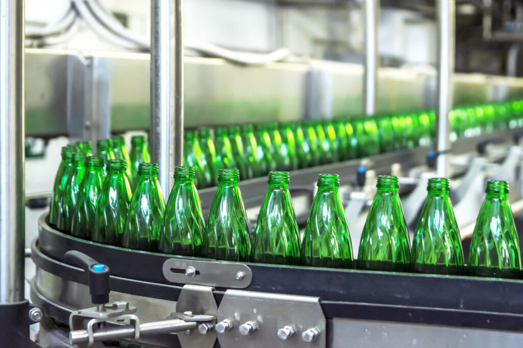 Flaschen auf einem Förderband