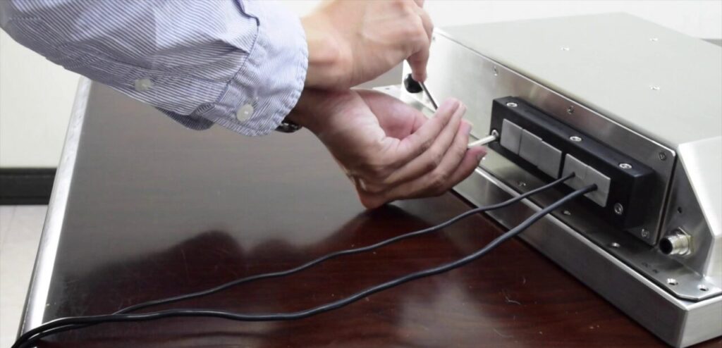 Attaching the cable gland